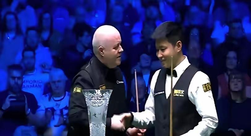 一个拿了4届世界冠军的传奇，竟然当着全世界的面，对一个20多岁的中国小伙说：我不