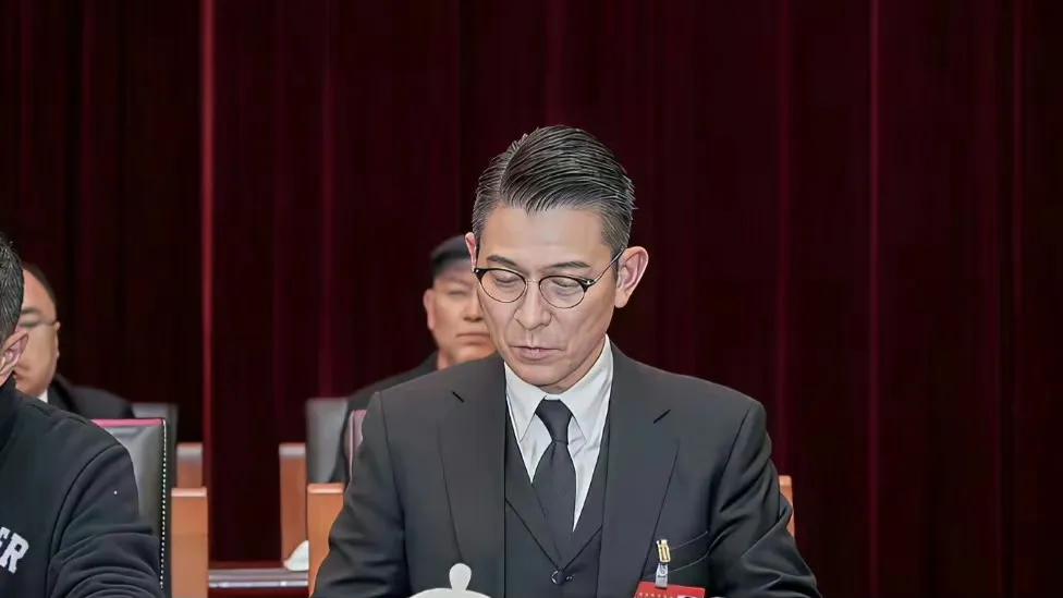 刘德上央视《新闻联播》，有谁注意到他的西装是什么品牌？究竟是国产西装，还是国