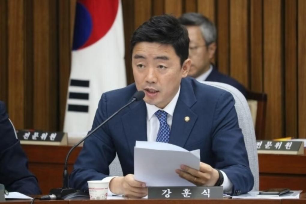 还是韩国人干得出来，股市不行了，总得搞个人下来！ “目前还没到启动股市平准基