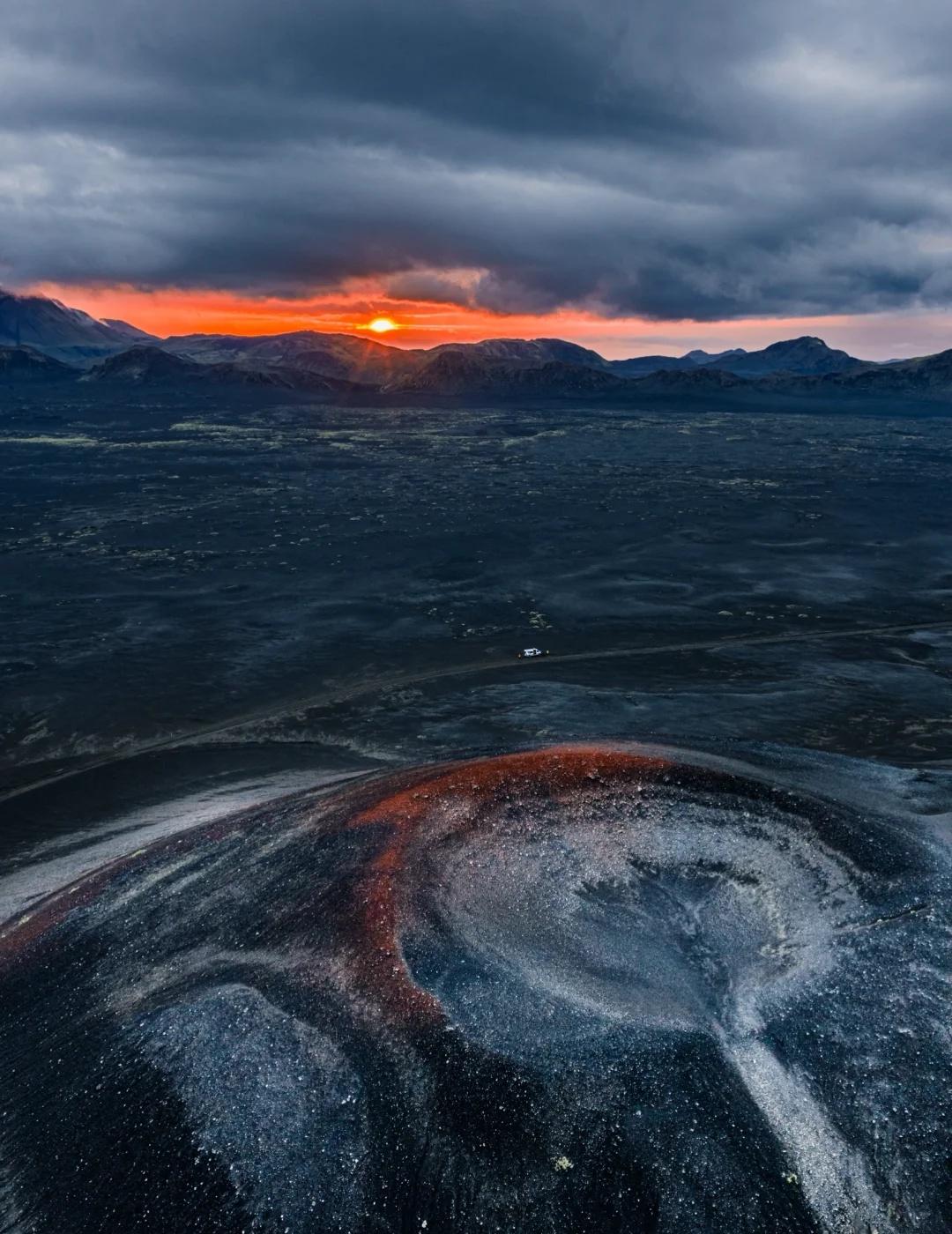 我在冰岛拍到了如同月球表面的场景🌕‼️在八月的某一天，我正在冰岛内陆高地自驾