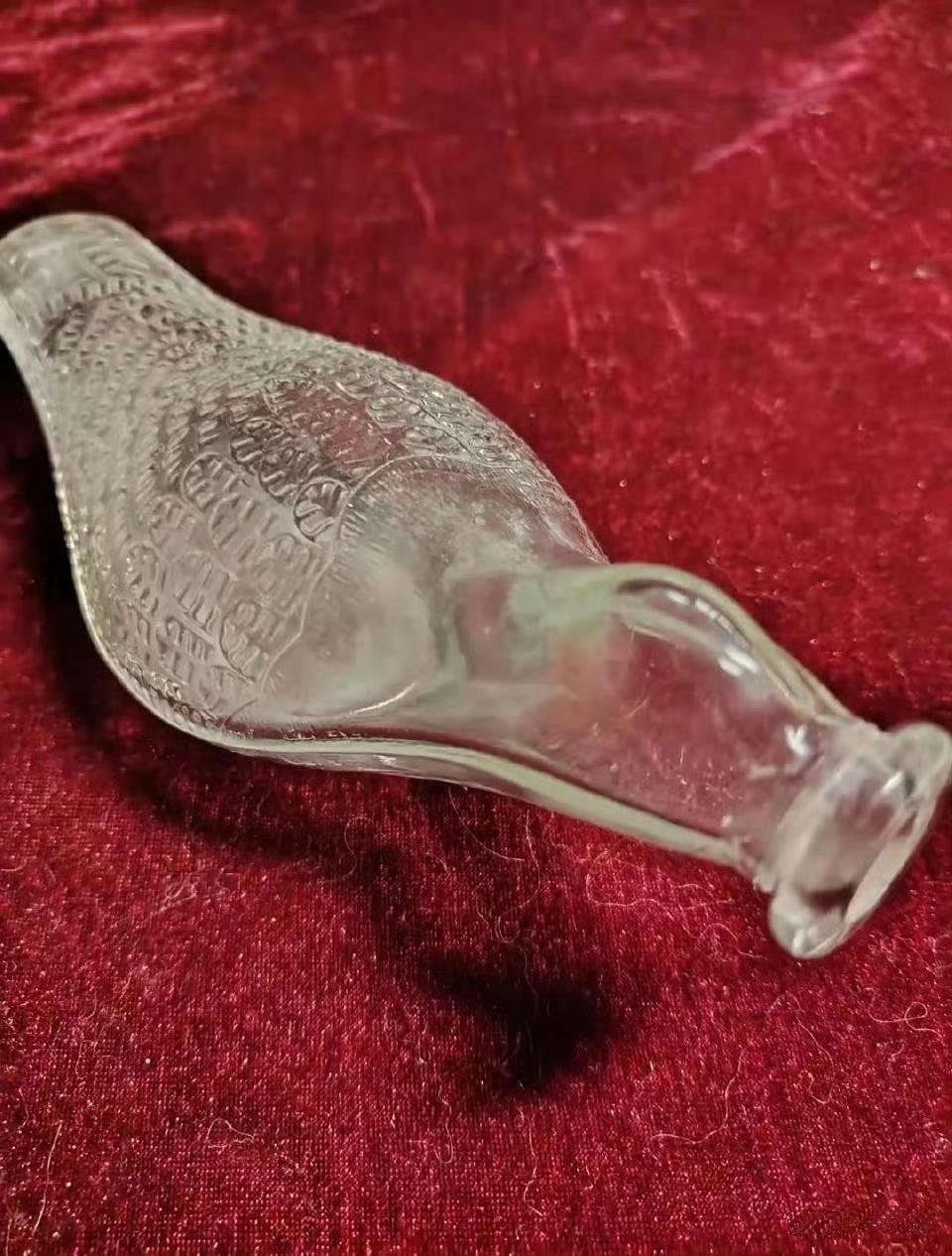 这老物件瞅着可有年头了，你能认出它是啥不？