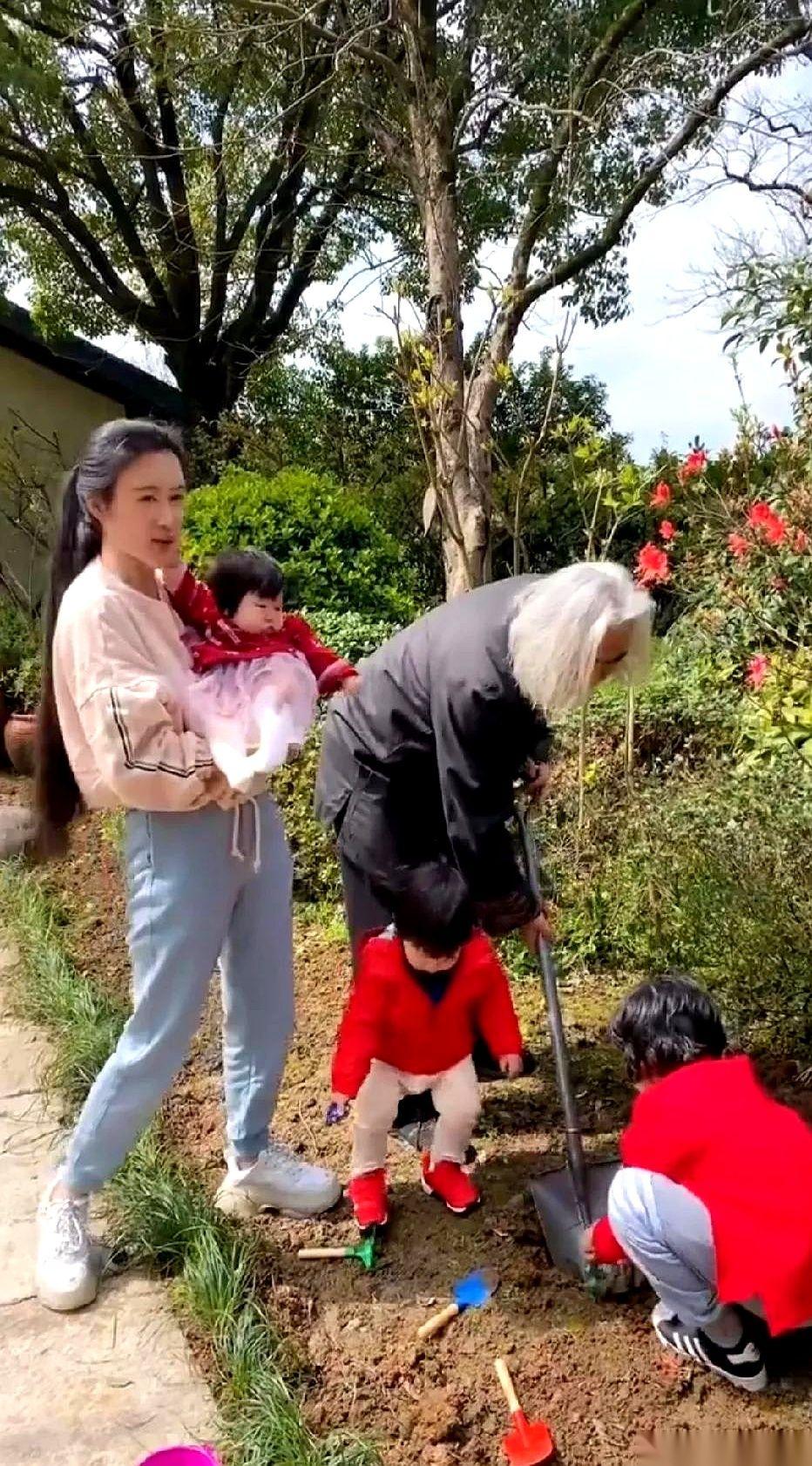 翻看张纪中和娇妻杜星霖的最新生活片段，相差31岁的这对老夫少妻，又把日子直白地摊