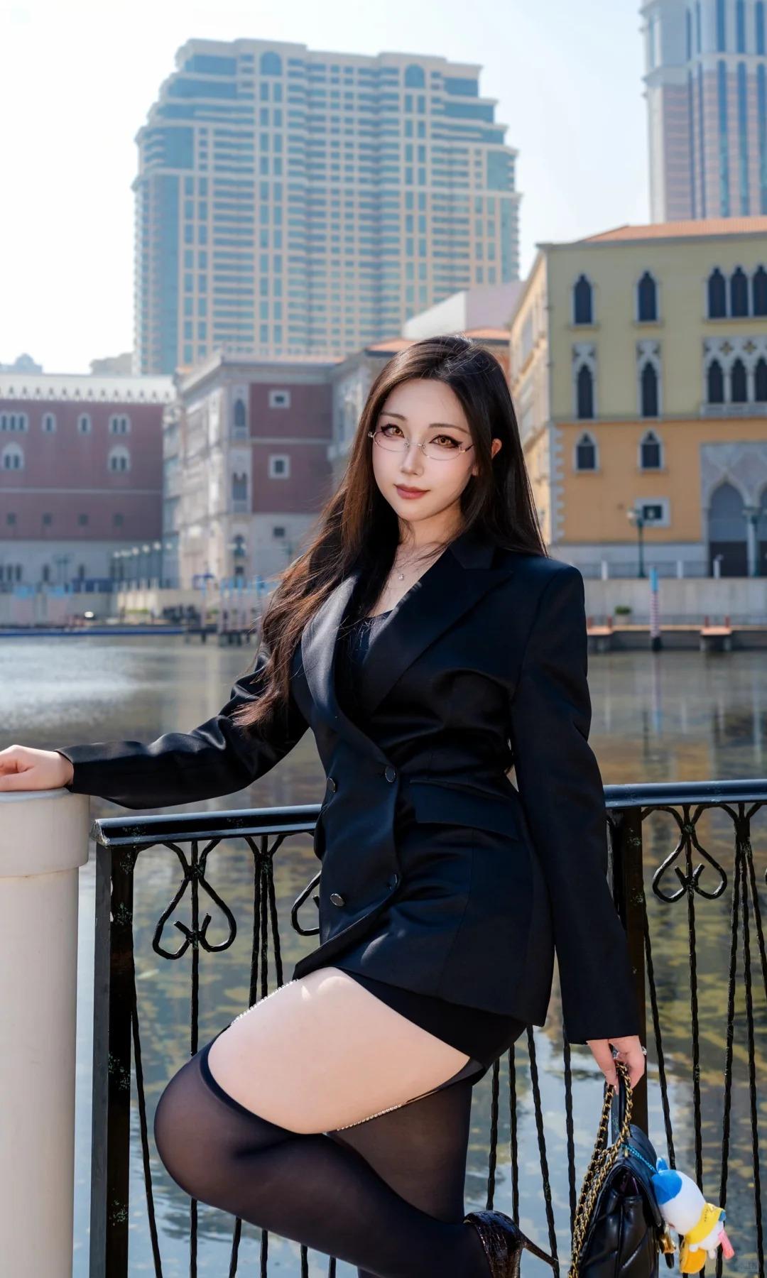 暖阳洒在大三巴的斑驳墙面，或是恋爱巷的马卡龙建筑上，光影柔和得恰到好处。倚靠墙面