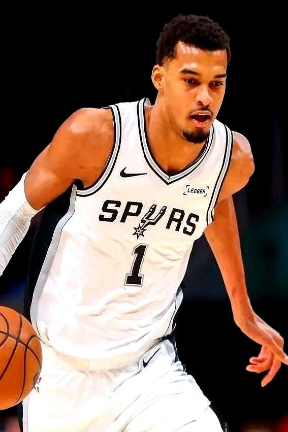 防守文班亚马的策略？现在流行直接放空他队友！比赛最后几秒，文班持球，对手根本