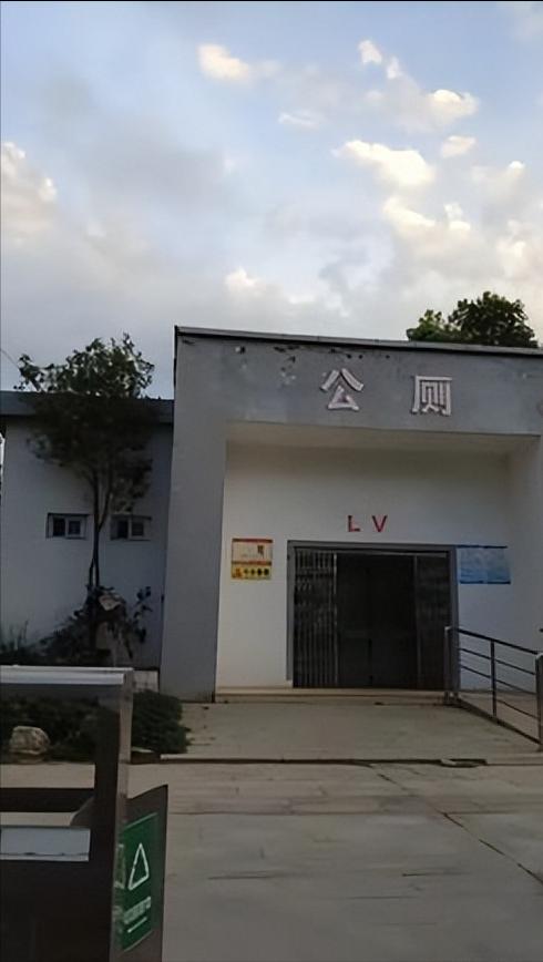 河南发力了，厕所直接命名为LV，不是蹭热度，每一步都踩在理上，把一向高高在上的