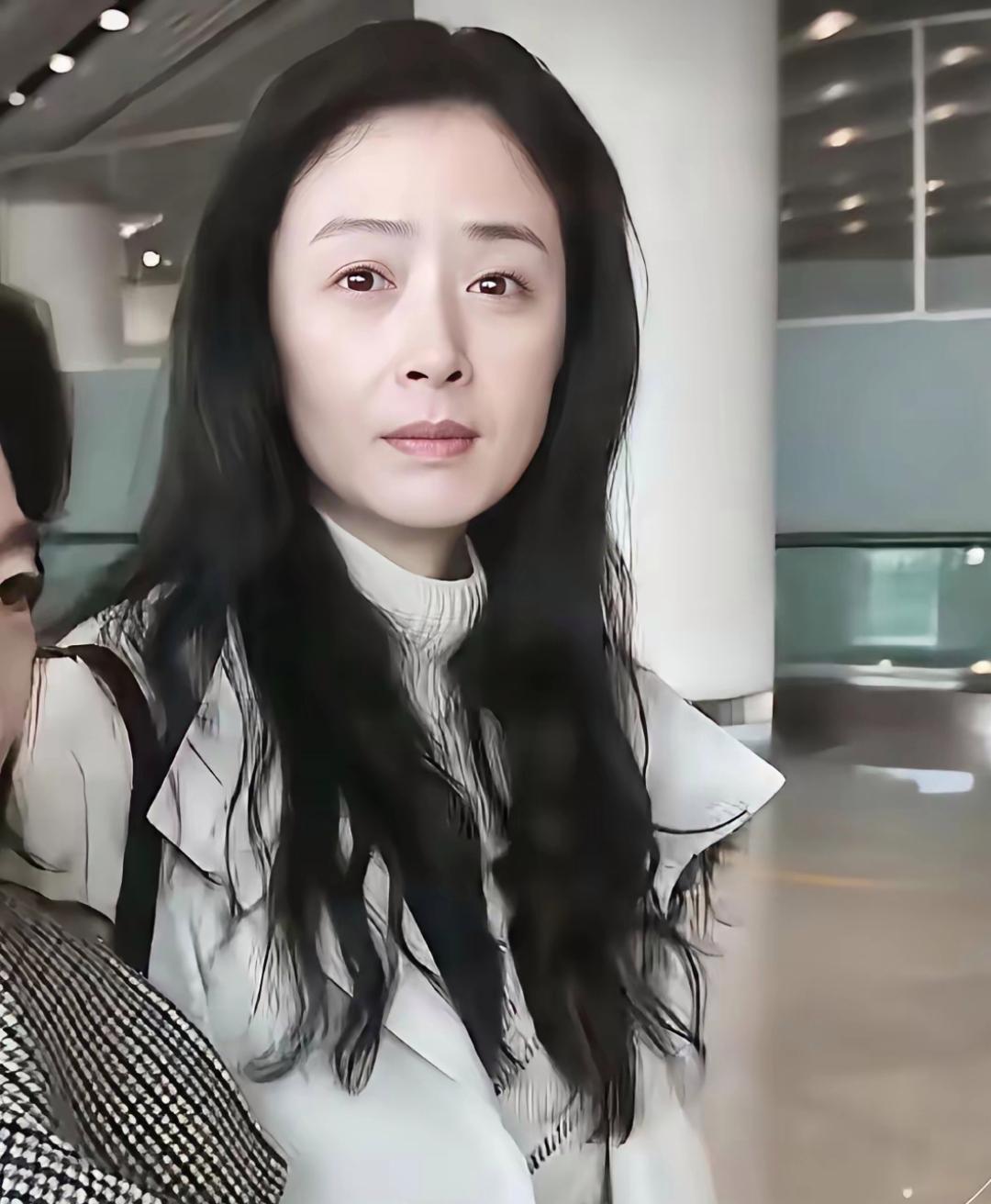 蒋欣素颜直面镜头，卸下妆容滤镜，整个人的状态格外出彩。​​​