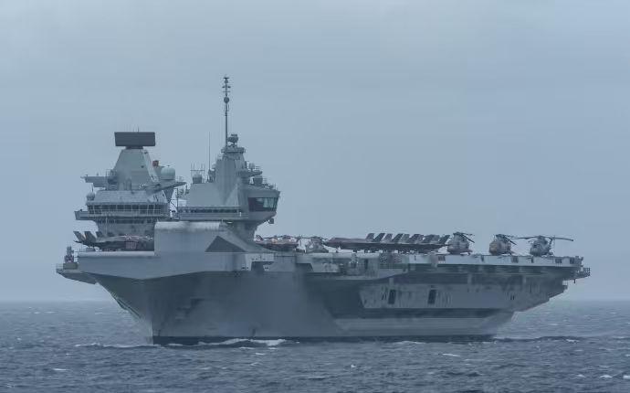 英航母驶入横须贺，15架F35B气势逼人，日本纳闷：为啥中国不害怕？8月12