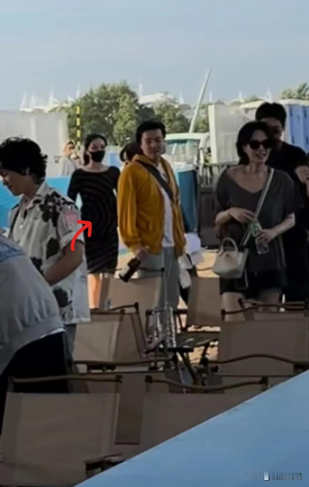天后王菲现身阿那亚，女儿李嫣罕见陪同，生图的她，又美又飒，好酷啊！留着一头俏皮
