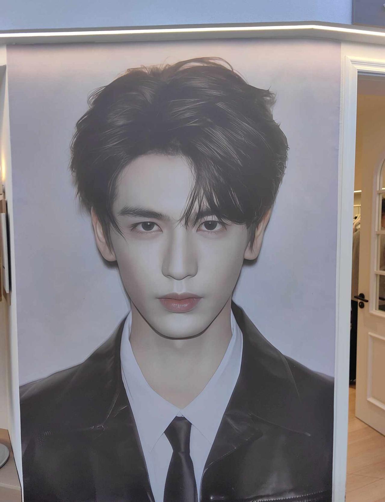 公子只应天上有～瑟报告！在商场发现一只野生张凌赫！🐯这张脸直接占了半面墙，