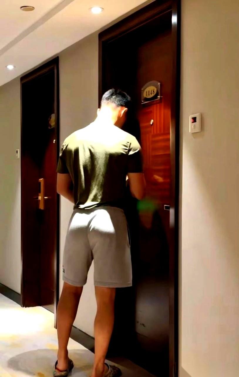 山东青岛一个酒店，干了件让人后背发凉的事。一个姑娘跟男友吵完架，为了图个清静，