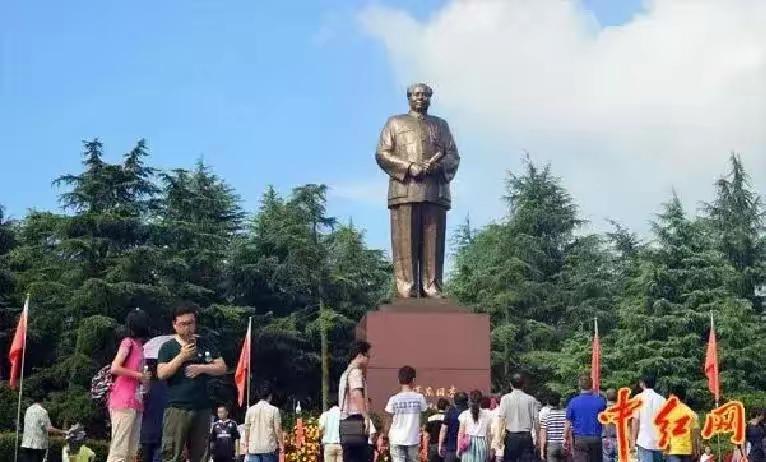 去韶山之前我其实挺不信邪的，心想只要是国内景区，哪有不吵不闹的？哪怕是菜市场，人