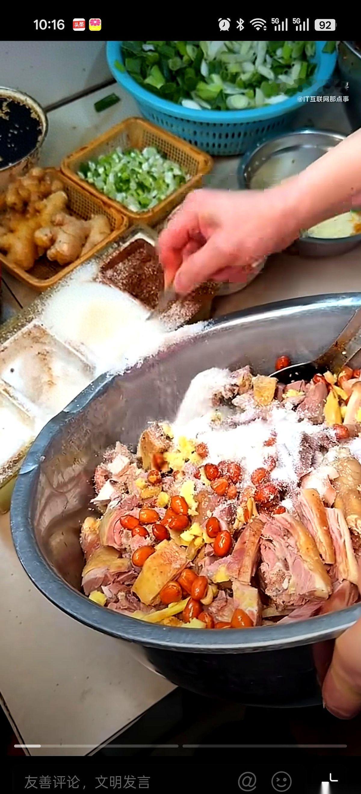 四川成都的路边摊上，一只凉拌土鸡竟然刷走了顾客403块钱。在那段引起围观的视频