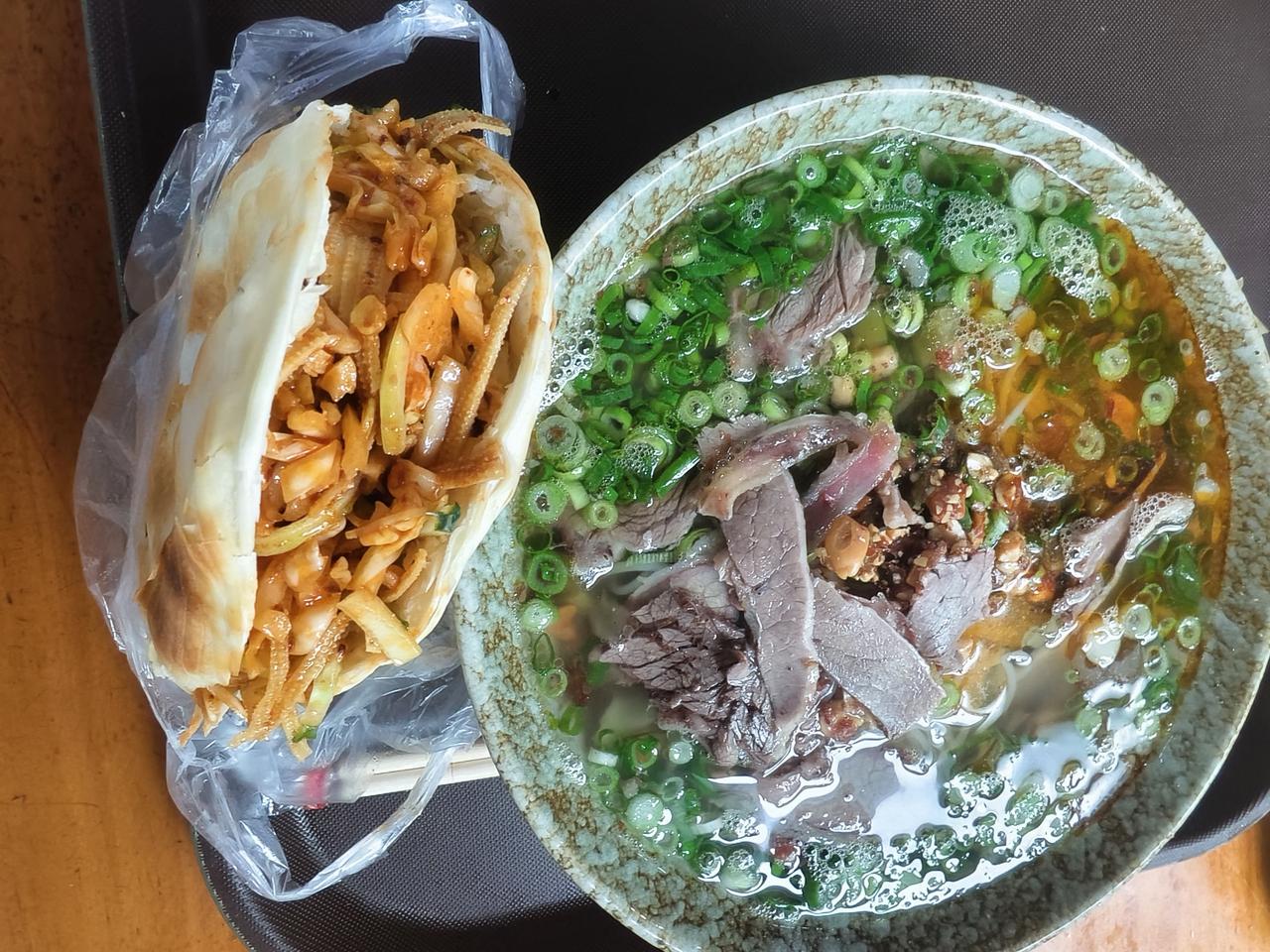 宜阳化肥厂米线，周末专程从市区过去品尝，量挺大，图中还是小碗的，11元一碗，有几