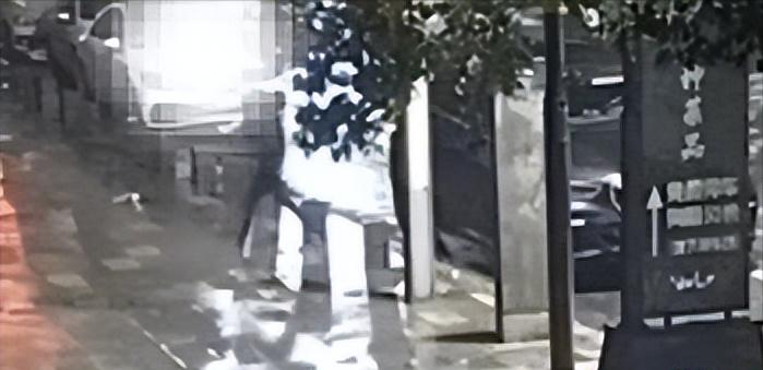 捡300块却丢38000！浙江绍兴，男子凌晨准备驾车回家，一低头，看到车旁边躺着