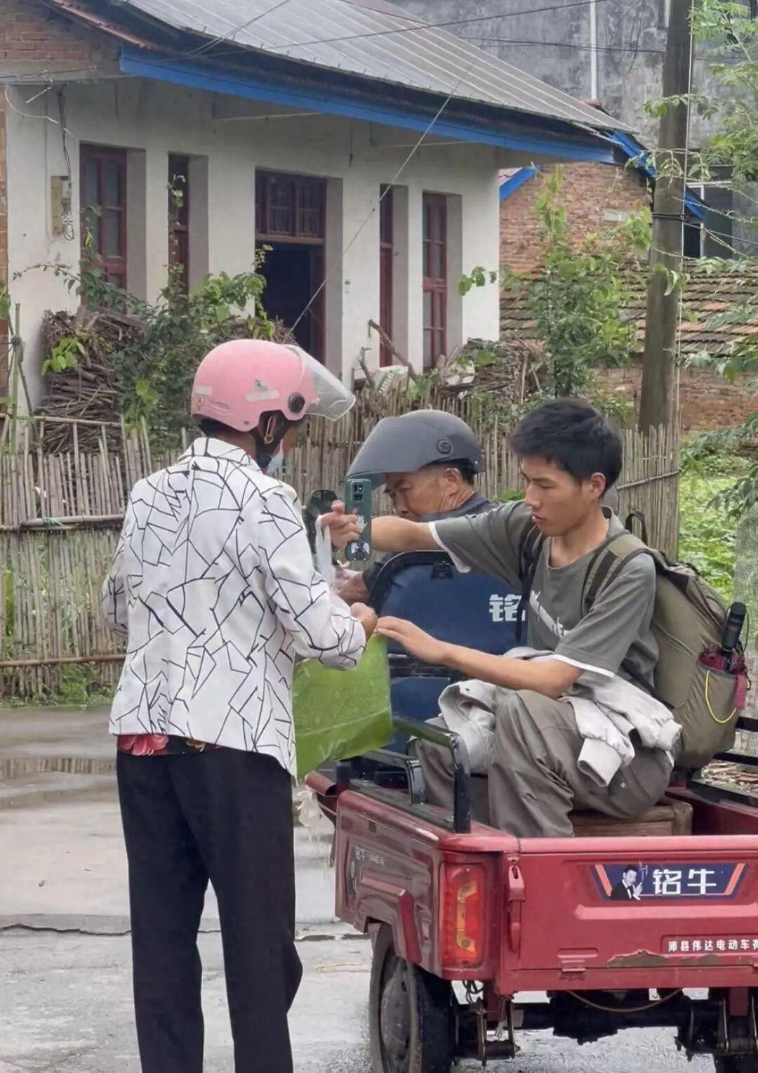 少年自强！湖南常德，一少年3岁母亲失联，7岁父亲去世，18岁高考结束之后，不愿伸