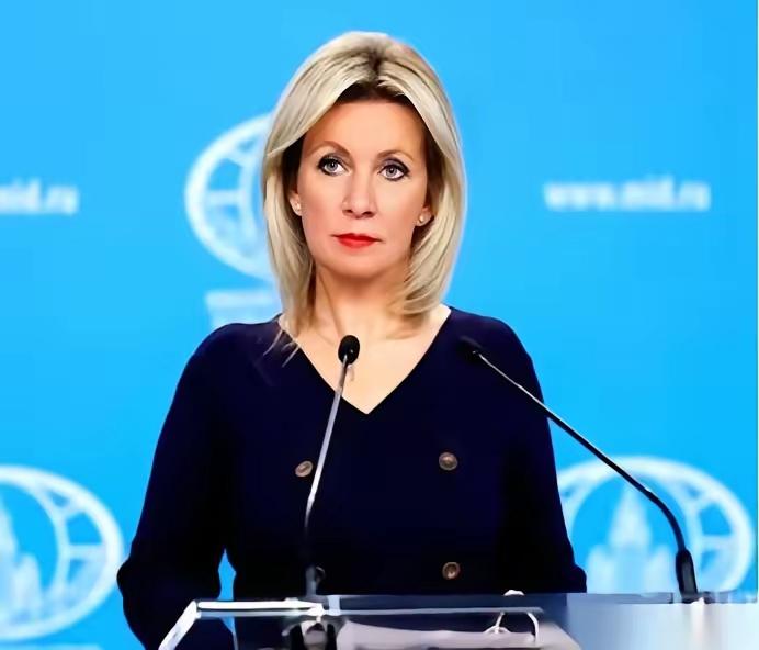 俄罗斯这手牌，打得是真绝了。打了两年，全世界都以为要死磕到底了，他突然把枪往桌