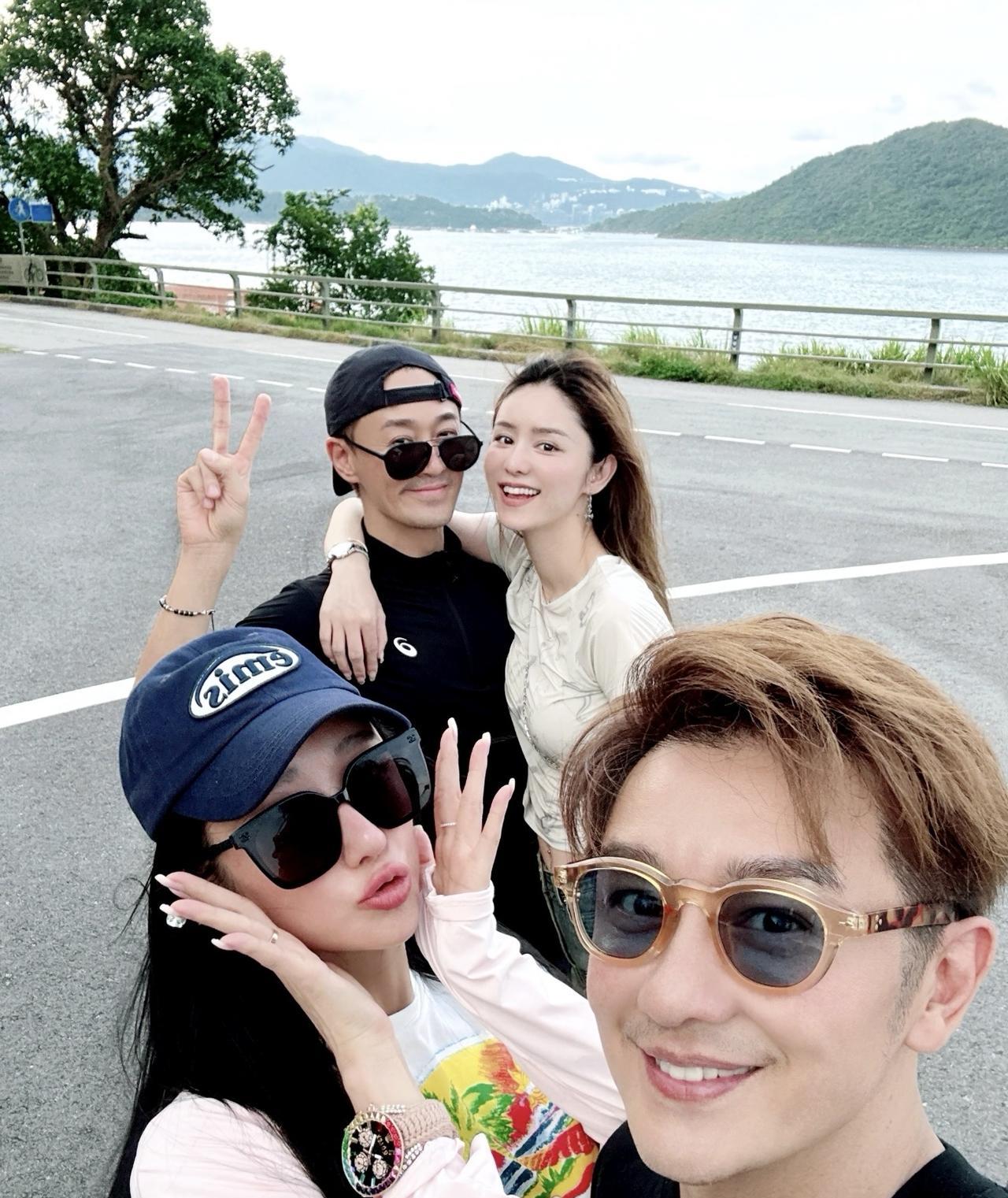 近日，陈浩民夫妇与林峰夫妇，带着孩子们暑假游玩，一起放风筝。这两对夫妻户外活动