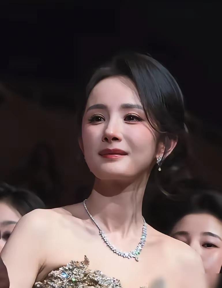 无缘百花奖杨幂眼中满是失落年近四十的她急切渴望向自己和观众交上一份满意答卷