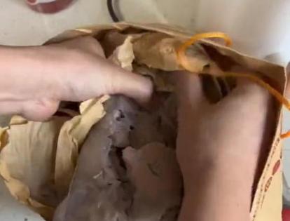 敲开黄泥的瞬间，王女士愣住了，本该喷香流油的叫花鸡，里里外外全是土疙瘩。这是