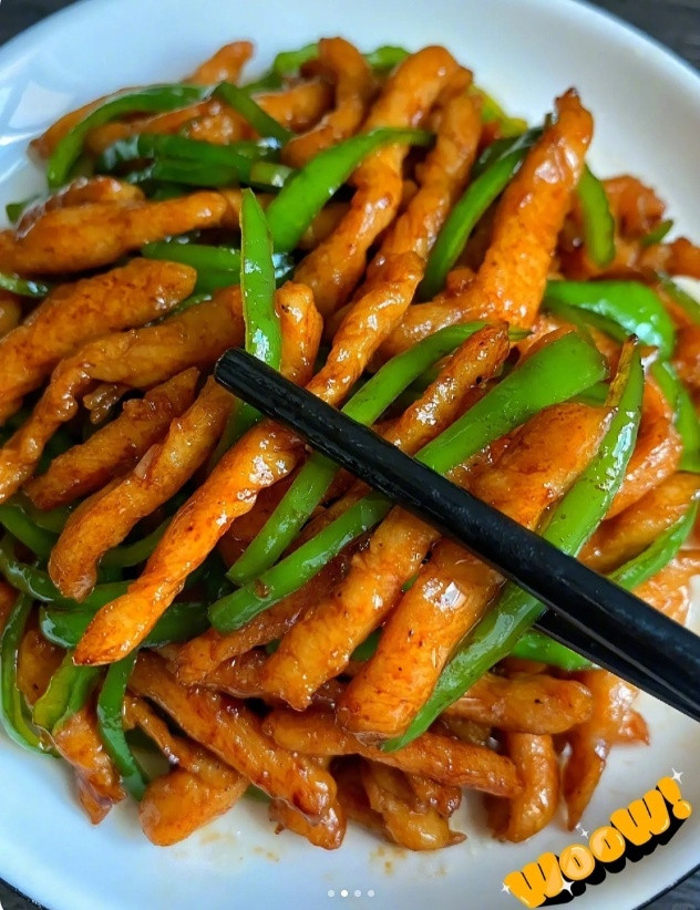 这个青椒炒鸡胸肉，低卡又好吃，简单美味。