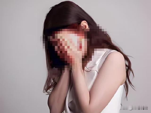 做坏事是要遭报应的。上海，一男子跟外面的女人好上了，就跟妻子离婚。分开后，妻子把
