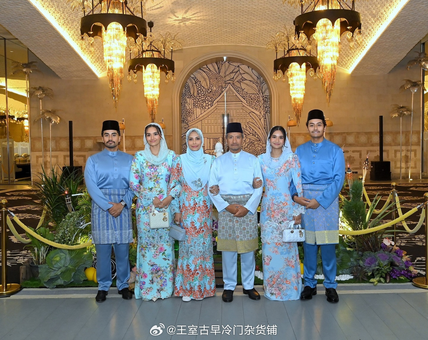 王室王室马来西亚王室登嘉楼登嘉楼王室的开斋节合影，他家两个王子二十多岁硬是搞出