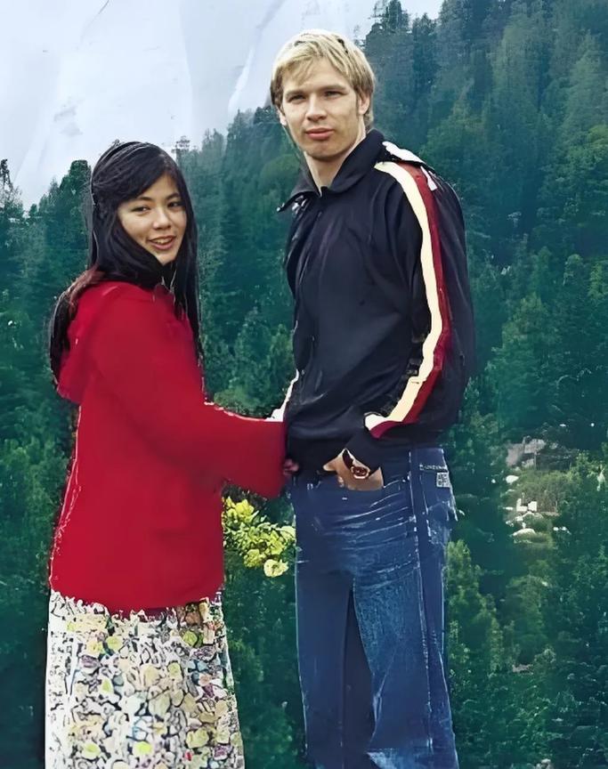 翁美玲的一生虽然短暂，但十分的传奇！她一生拥有过两段恋情，但两段恋情均以失败告终
