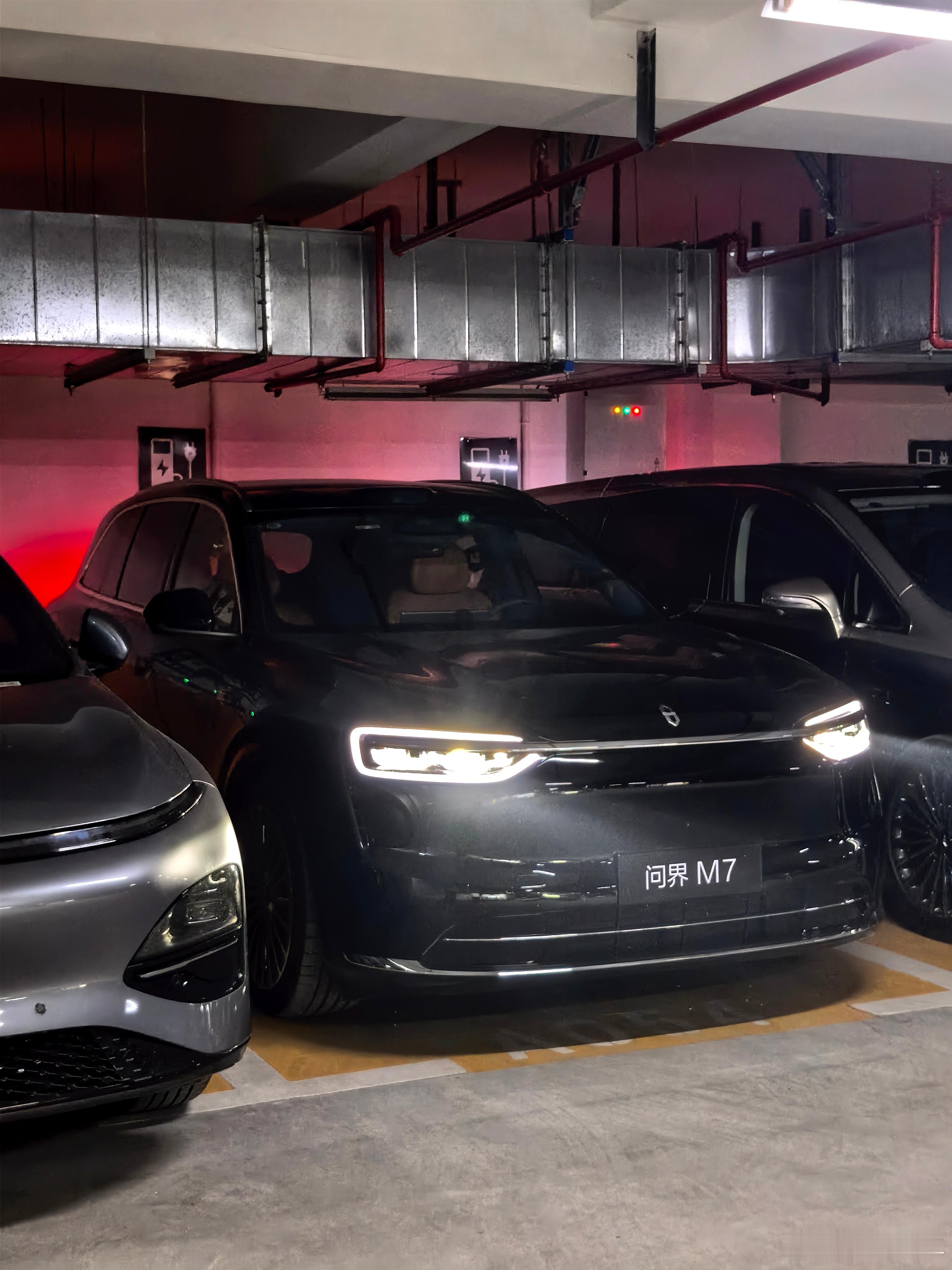 终于到上海咯，把问界M7停地下停车场充上电，一路奔波够够的，这下能安心休息啦我和