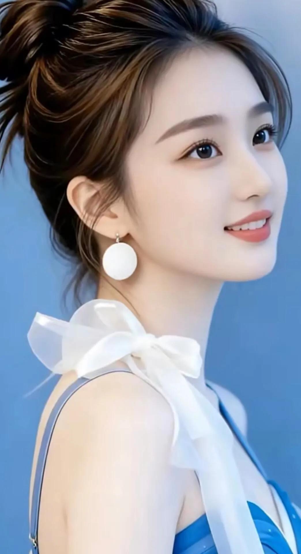 优雅蓝裙，甜美笑容，时尚耳环，完美搭配！