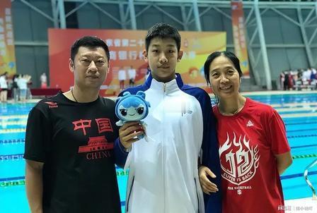 怪不得张展硕总被泳迷叫作泳坛“奇迹之子”！特意去捋了捋他的家庭背景，不了解