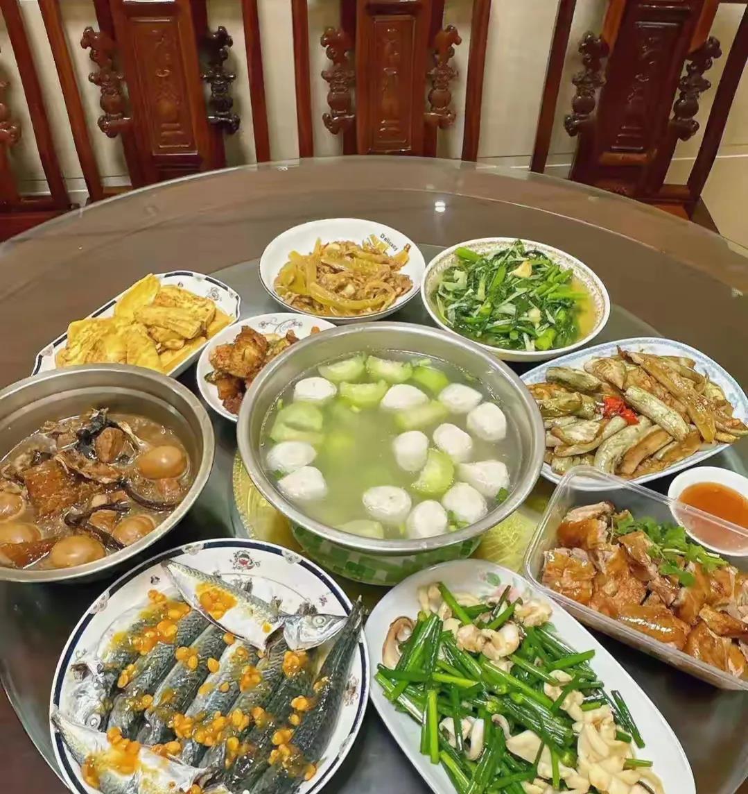 第一次去女朋友家，精心给我准备了一桌饭菜。可这鱼……我该从哪里吃起呢