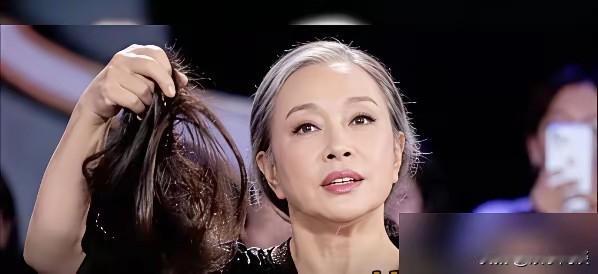 75岁刘晓庆当众摘下假发，评论区瞬间炸开了锅！露出的花白头发背后，骨密度检测值