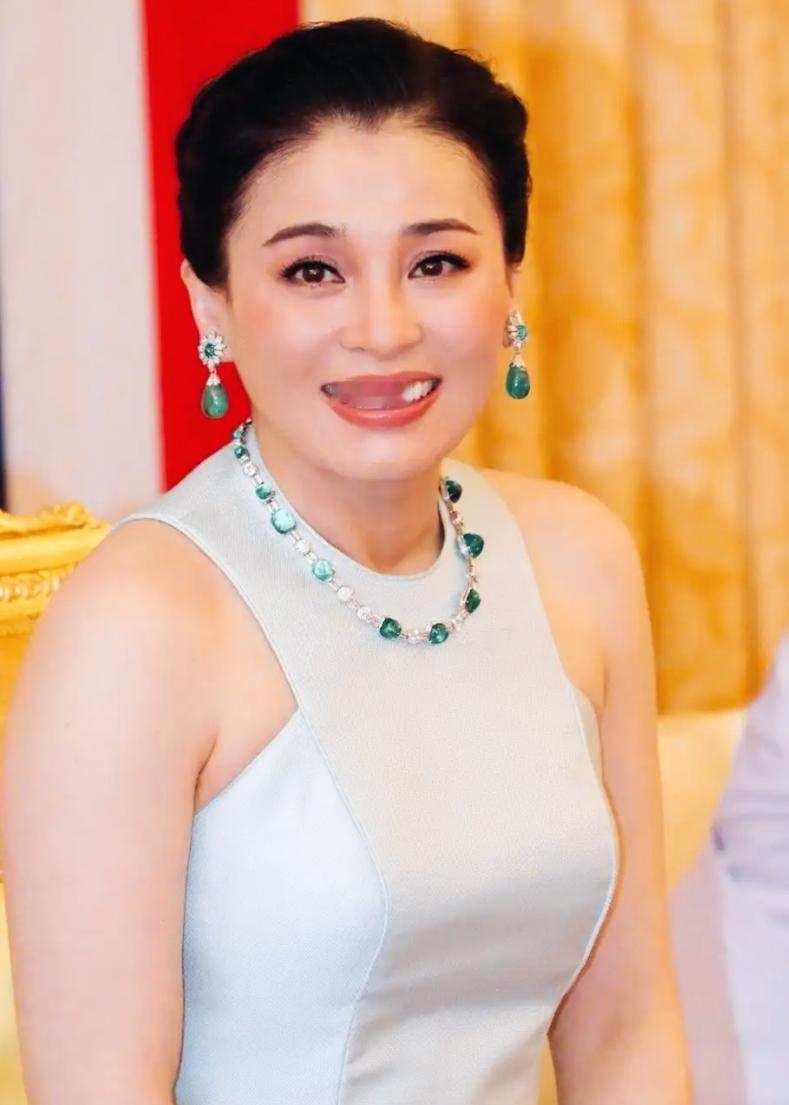 苏提达和金建希，两人颜值是不是都挺漂亮啊？两人都属于70后，年龄相差不大！两