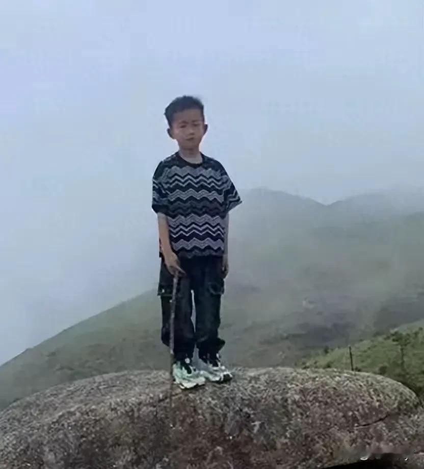 福建男童1800米山顶失联50多天被找到，现场令人泪目，当地发布通报，看完必须高