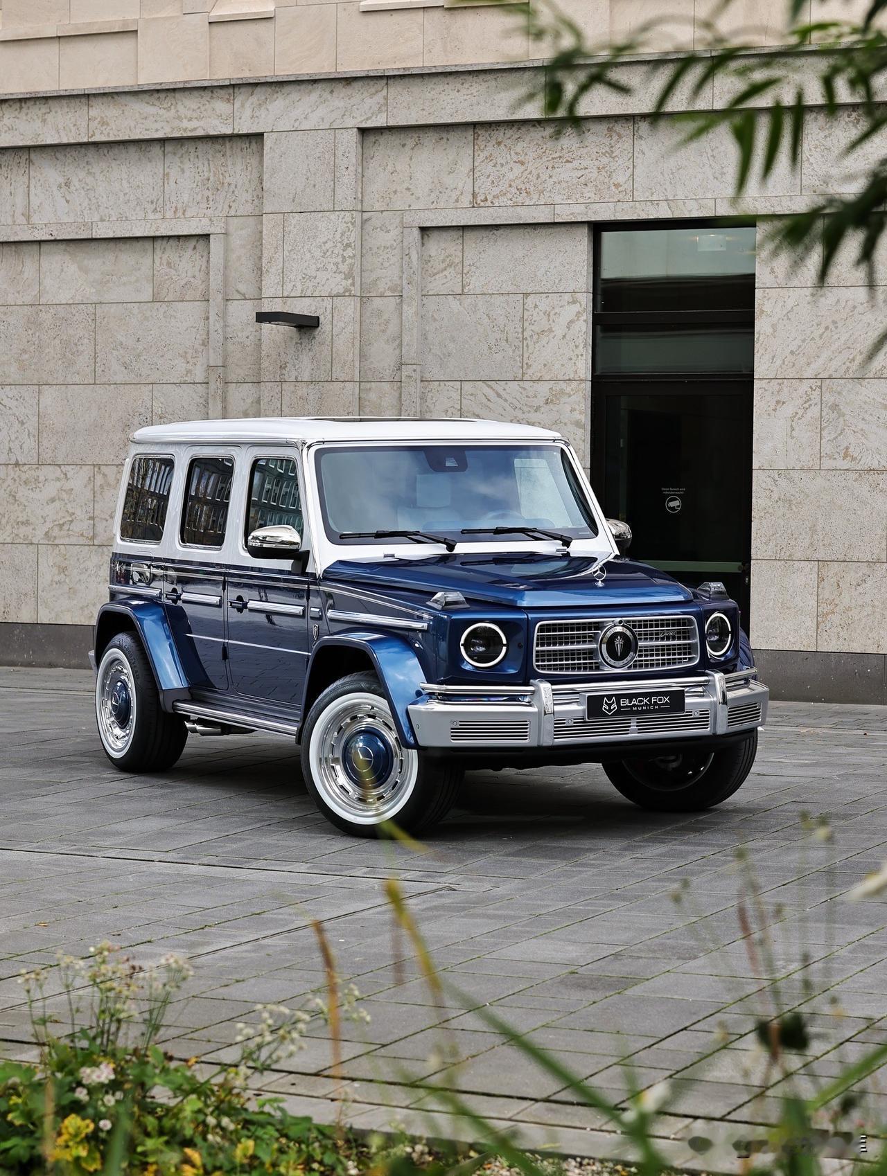 💙🤍上蓝下白，撞色设计重塑硬汉形象复古镀铬轮毂与备胎罩，既刚猛又优雅内