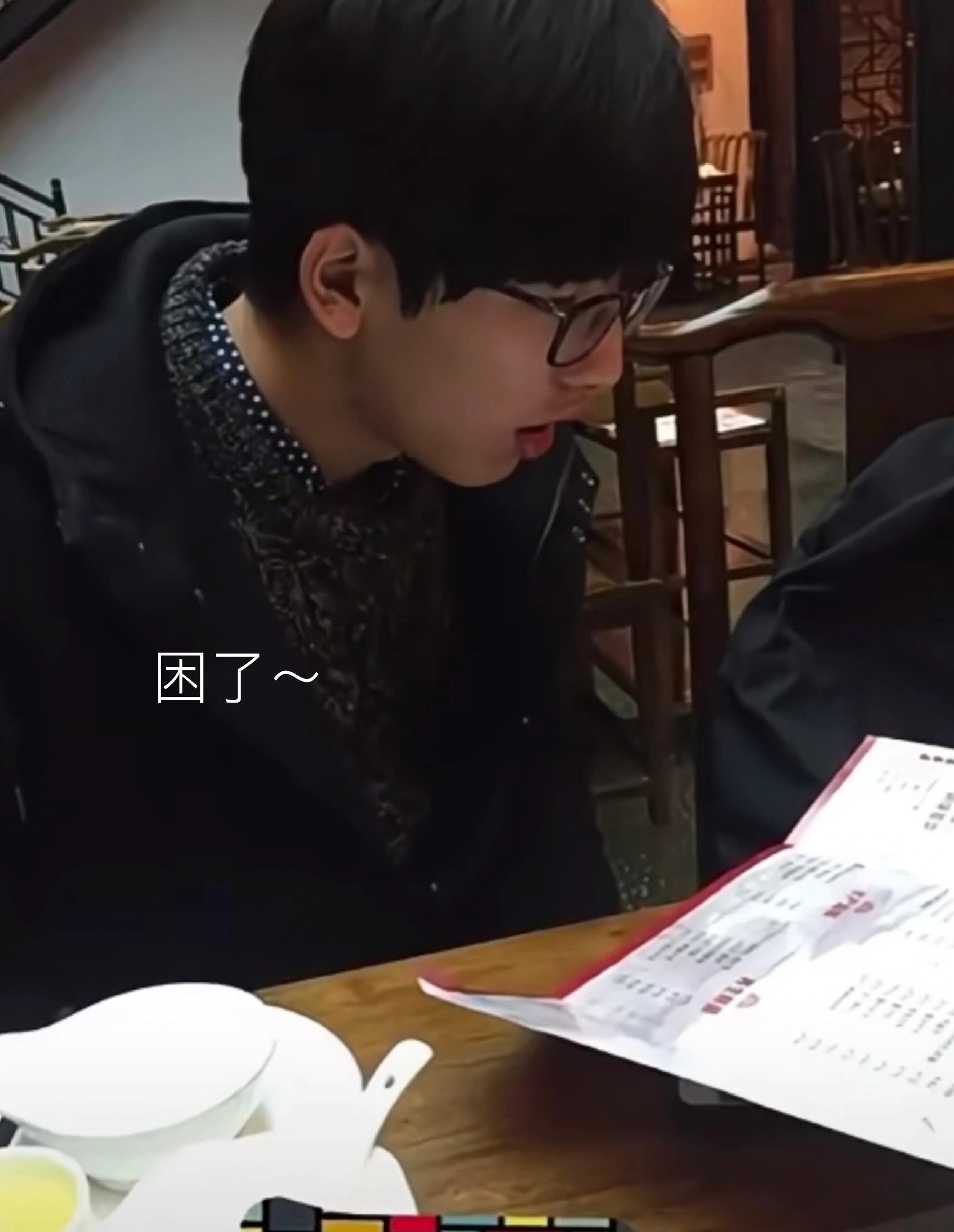 张凌赫透明的大学时期#张凌赫透明的大学时期##张凌赫大学开学报道照片#​