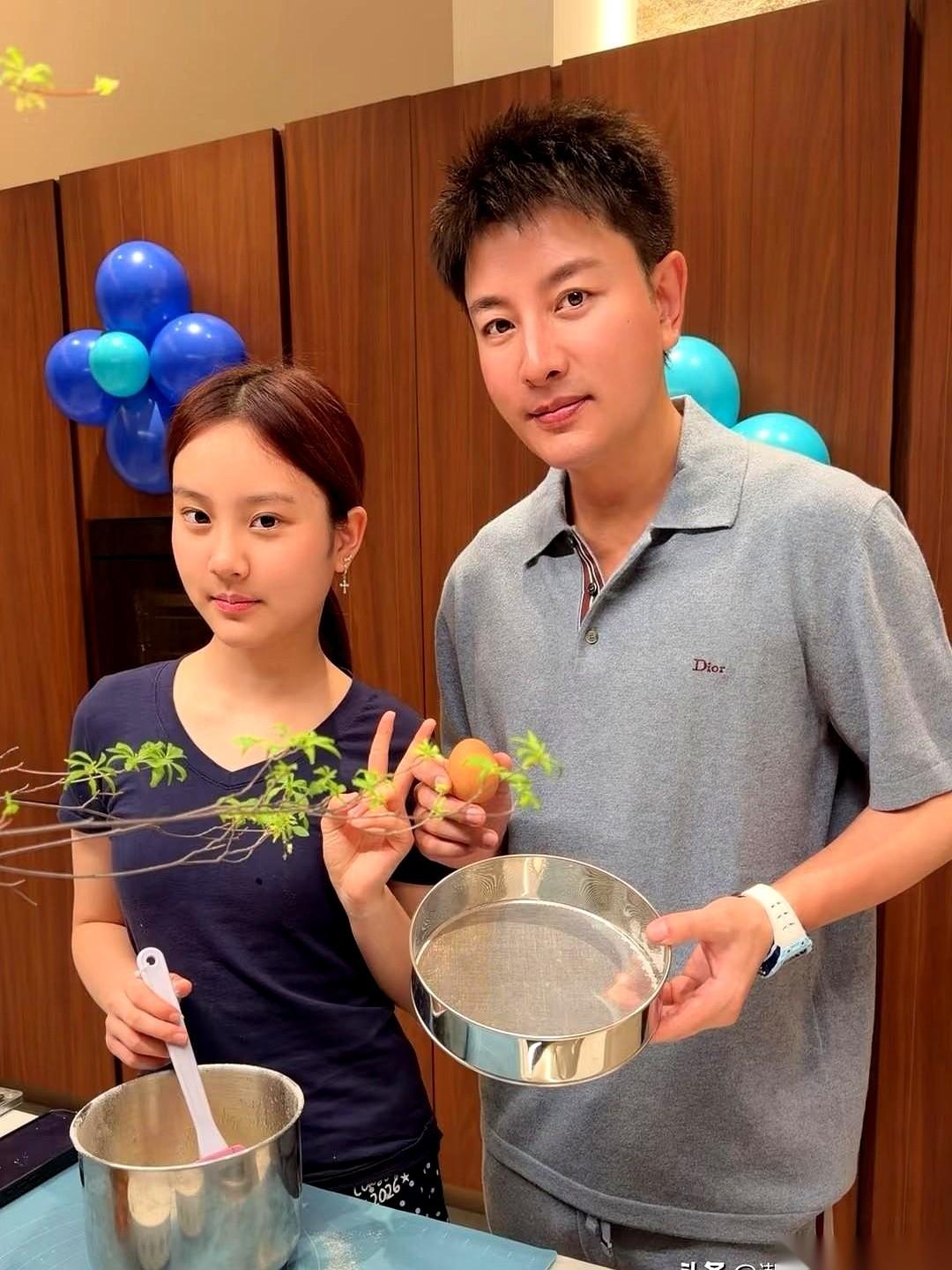 贾乃亮刚过完42岁生日，合影里的甜馨成了全场焦点。这哪里是父女合影，分明是1比