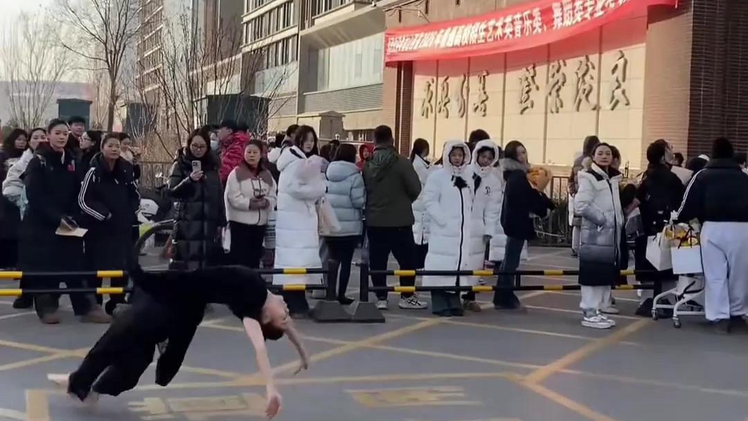 考试后翻跟头失误摔倒！女子萌态意外走红