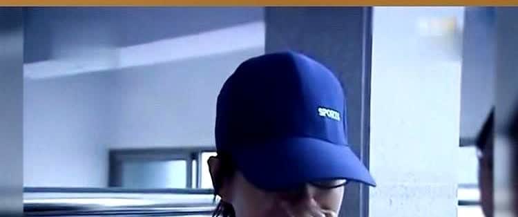 奇葩女子8年内拒绝男友8次求婚，男友转身另娶她人，还给她送去请帖。记者扛