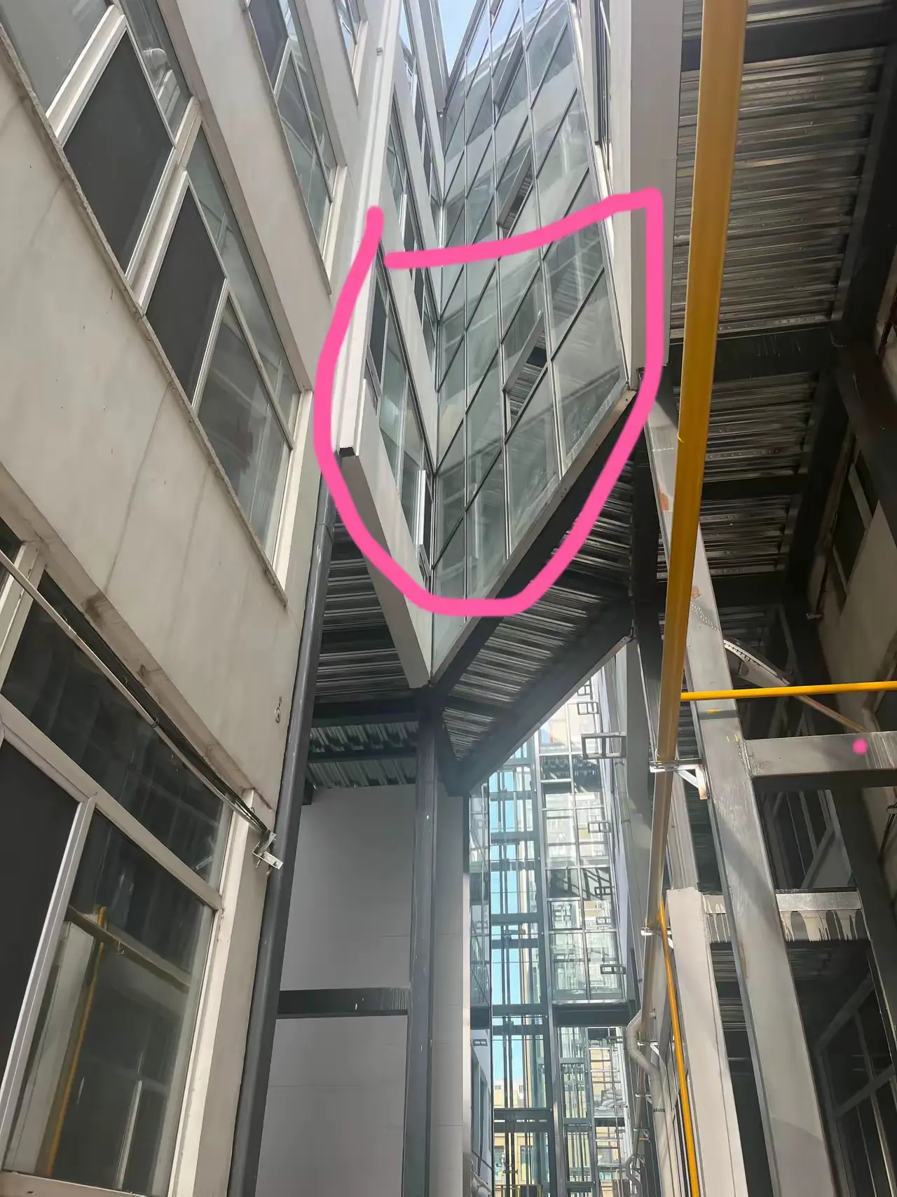 看看我们小区安装电梯的设计？全国也是首列吧？窗户贴住窗户，没有通风口，堵得死死的