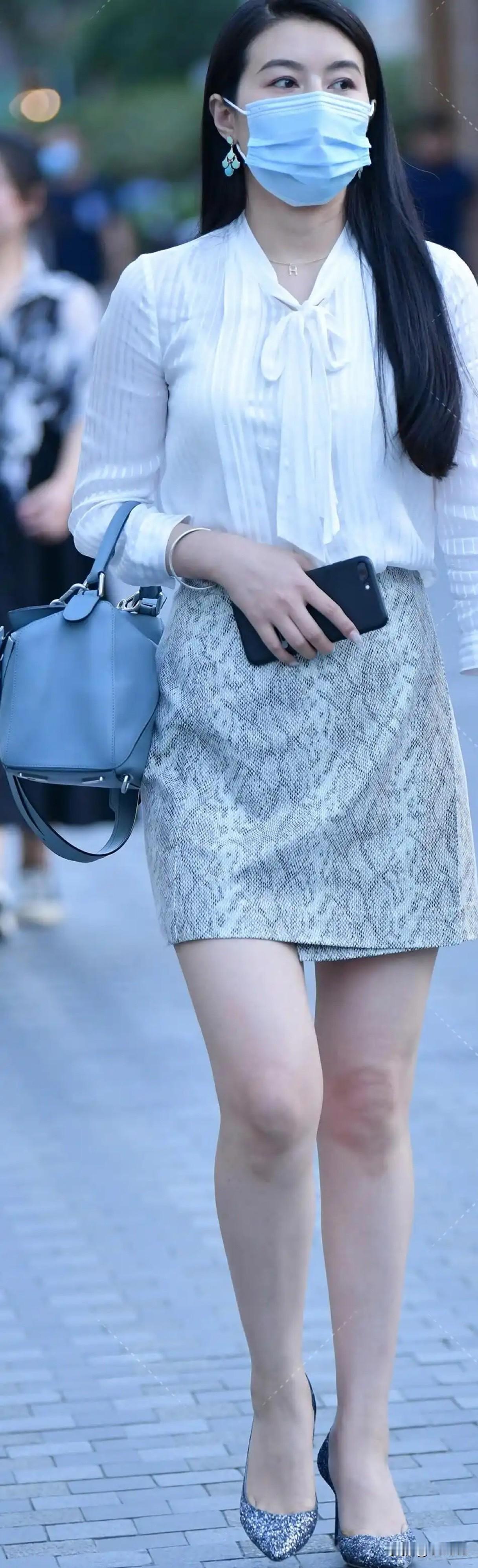 优雅白衬衫+蛇纹短裙，搭配闪亮高跟鞋，都市时尚感满满！