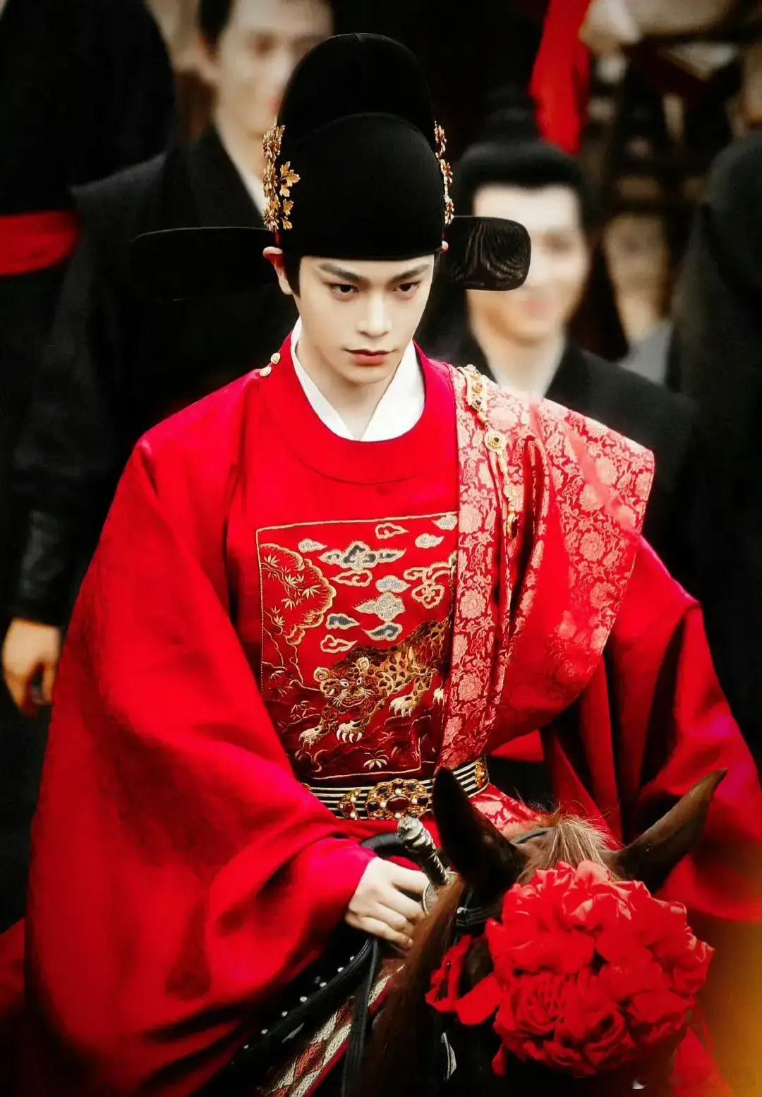 丁禹兮曾面试过流星花园丁禹兮《花开锦绣》路透：新郎官探花郎二合一，热到汗珠直冒