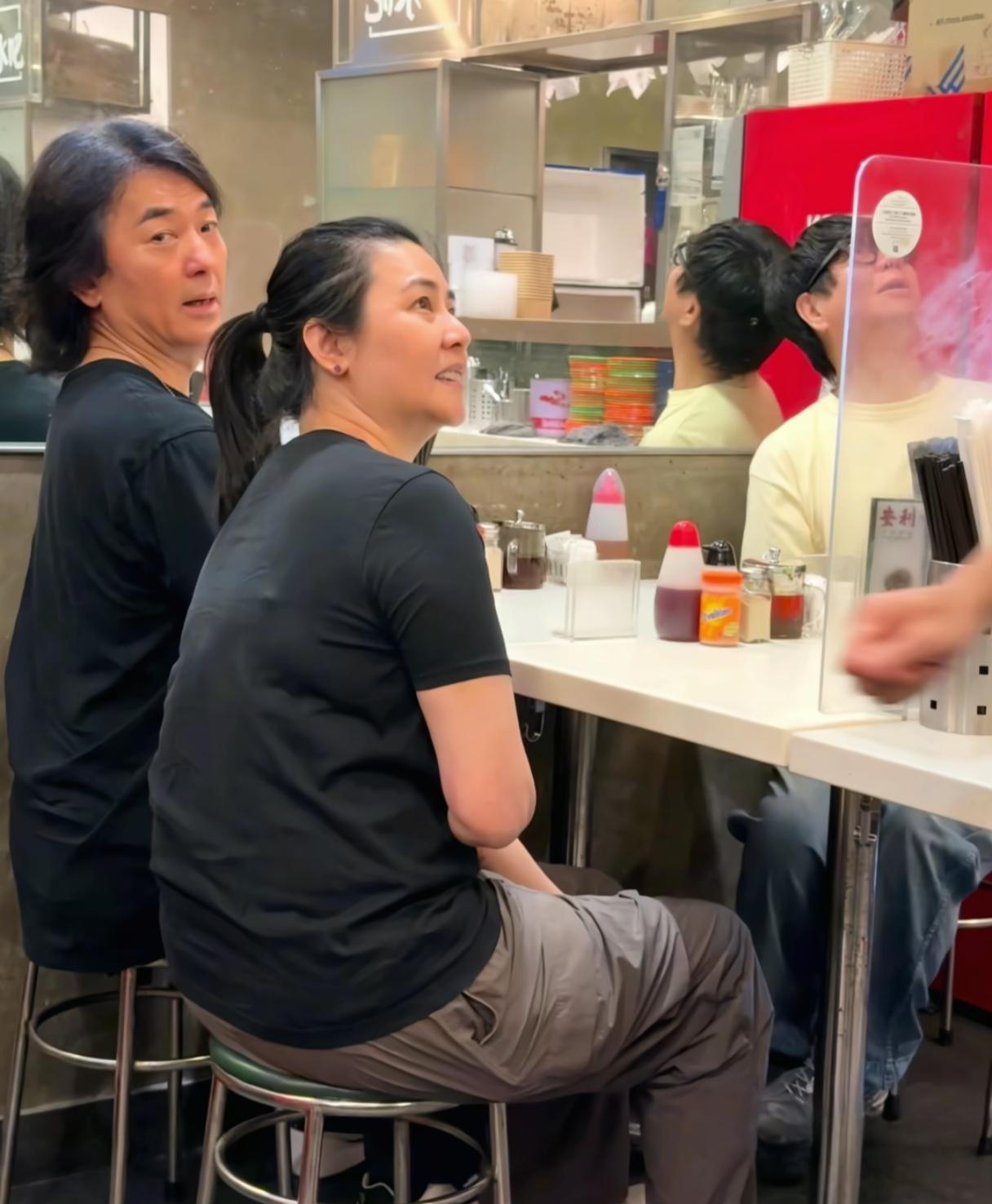 这就是明星回归普通人最真实的样子！网友偶遇郑伊健和老婆蒙嘉慧在香港吃饭，两人都