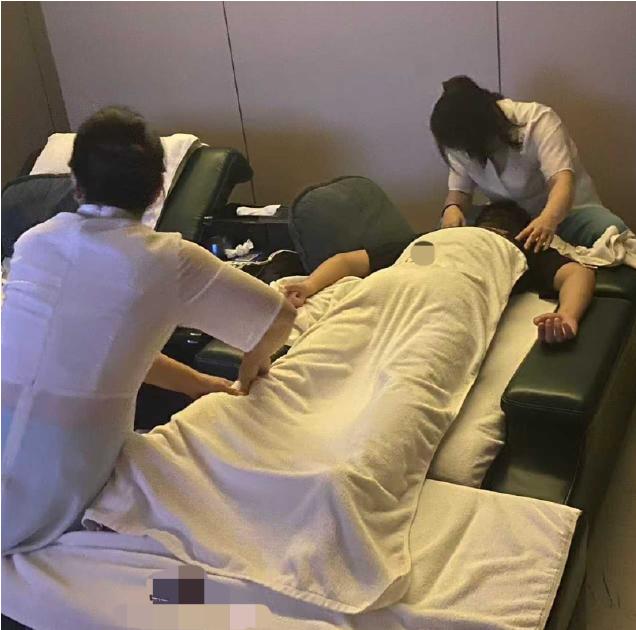 一位男子去按摩店做按摩，在享受完两位服务员的按摩之后，直到第二天才被发现其已死亡