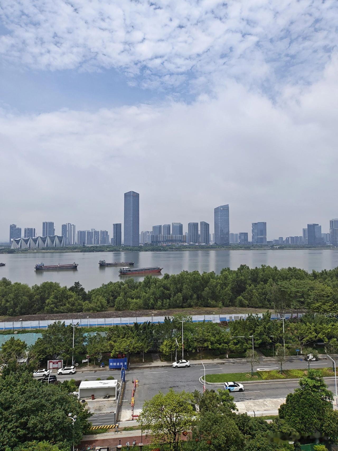 【南沙楼盘猜猜猜】这个明珠湾景观，和南沙壹号比能打不？好歹人家望别墅，不是望工厂
