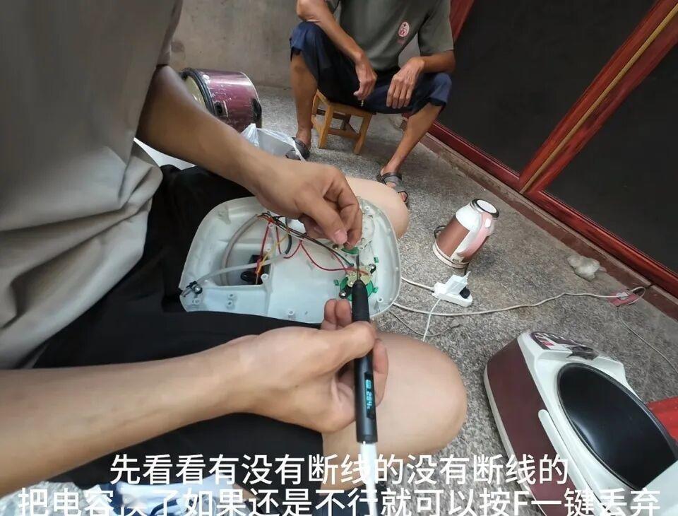 “上新华社了!”江西，一位19岁大二学生，暑假不在家吹空调，不打游戏，竟走村串户