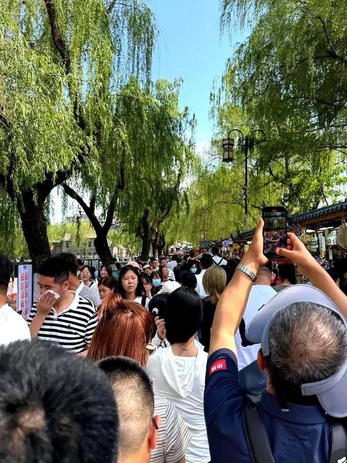 一觉醒来出门和不出门的天都塌了！万万没想到，五一旅游热度爆表黄山脚下饭馆