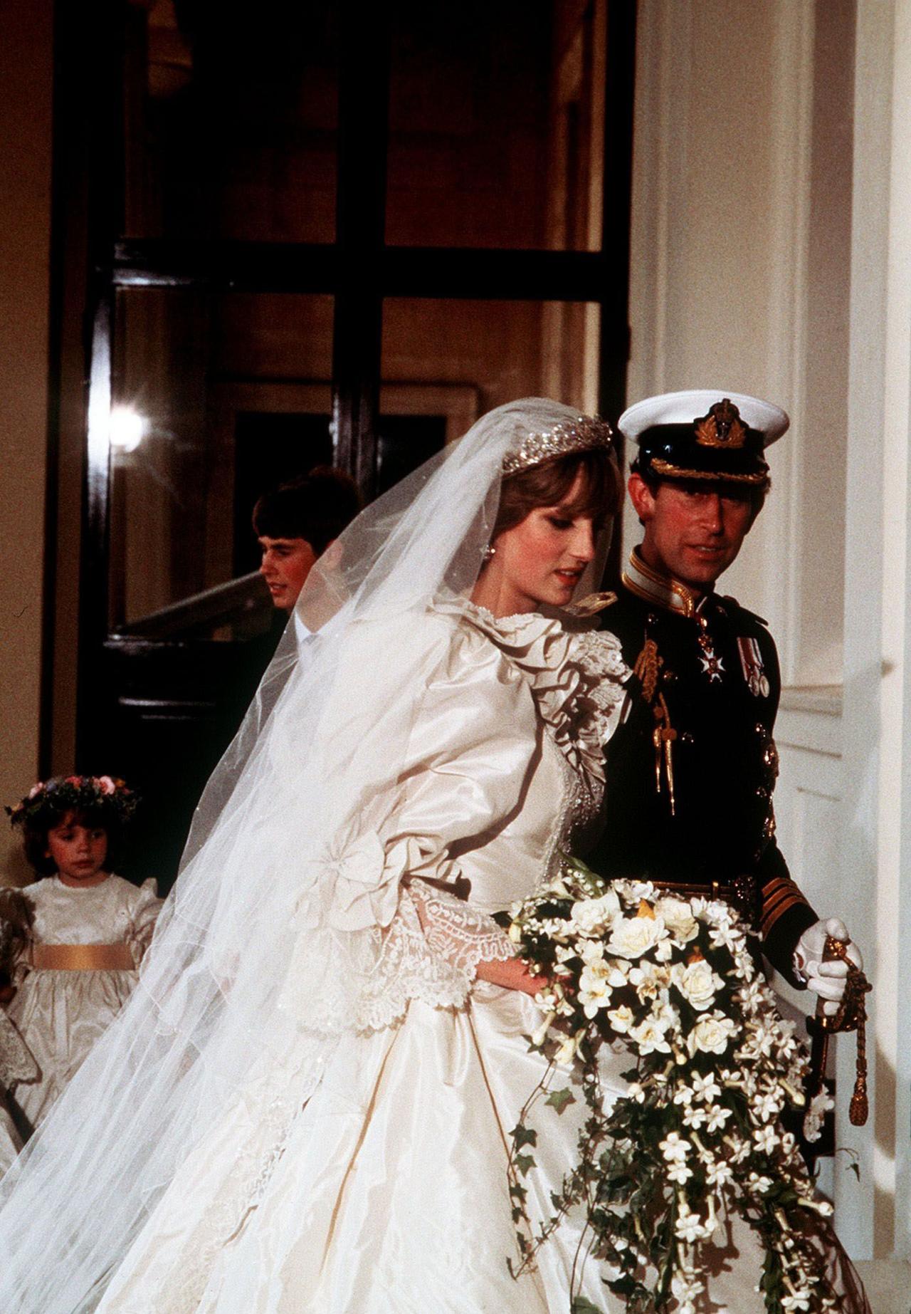 戴安娜穿着最奢华的婚纱，奔赴她的人间苦难1981年7月29日，全世界7.5亿人