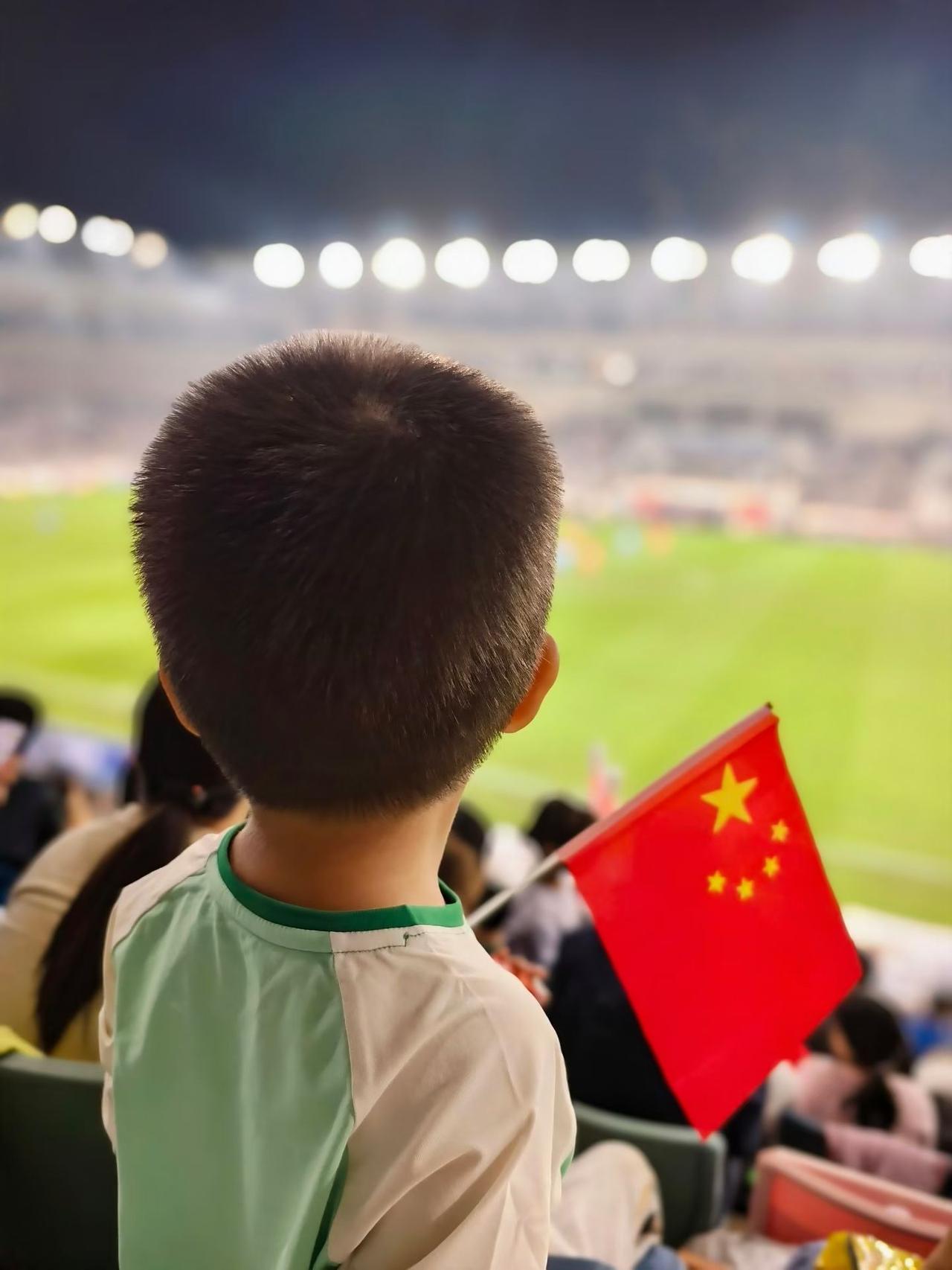 堂哥是85年出生，他从小就学习好，考上了西安电子之后就到了造船厂当工程师，确切的