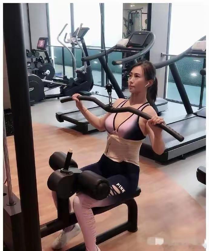 翁虹50岁的状态，是长期健身的效果吗？​​​